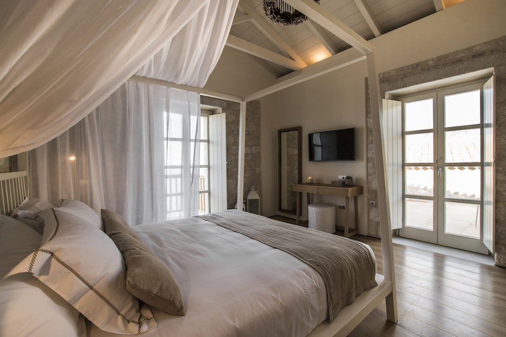 Bassa Maina Villas & Suites