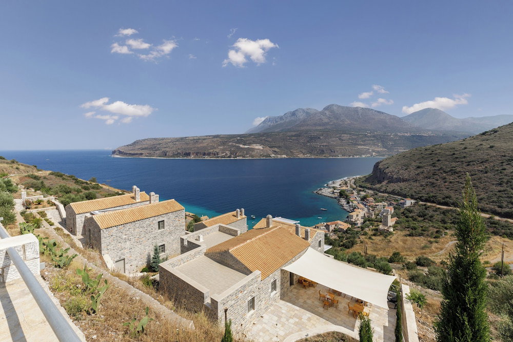 Hotel Trapela Limeni Luxury Suites