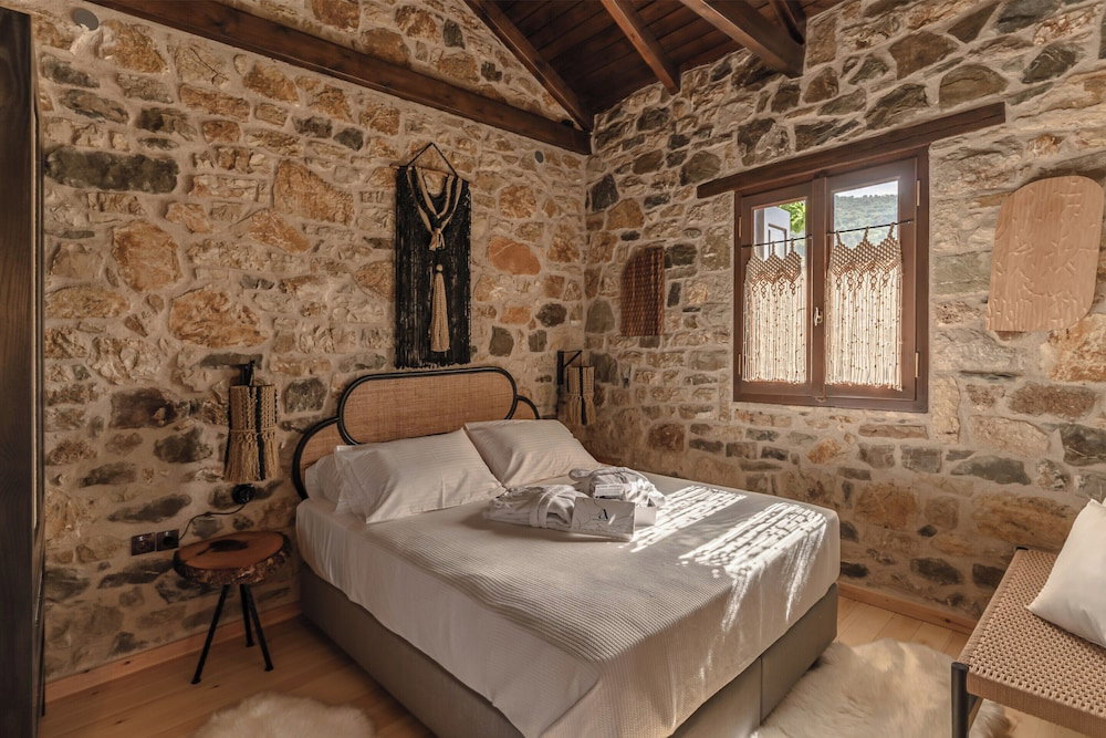 Hotel Villa De Madeleine - Stone Villa Jacuzzi