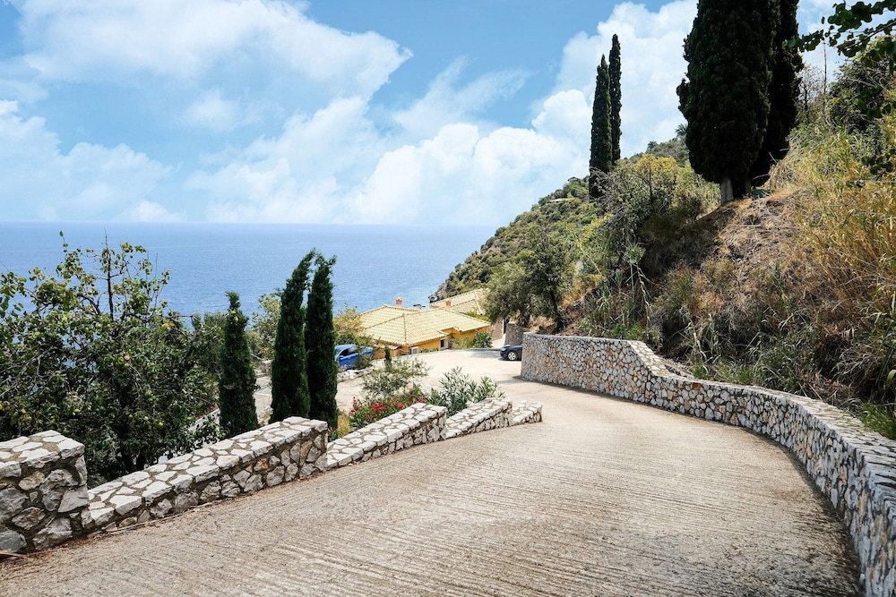 Spacious Villa Near Sea In Pera Melana