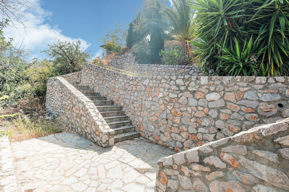Spacious Villa Near Sea In Pera Melana