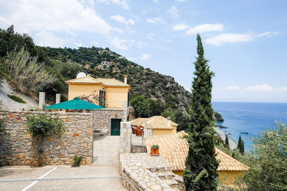 Hotel Serene Villa In Pera Melana Near Sea