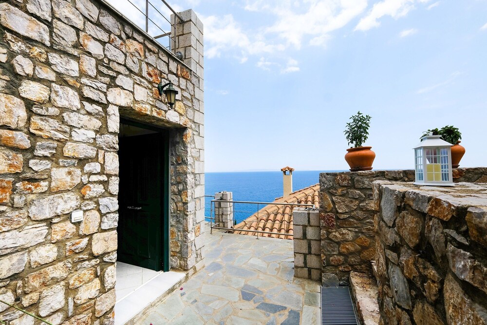 Serene Villa In Pera Melana Near Sea