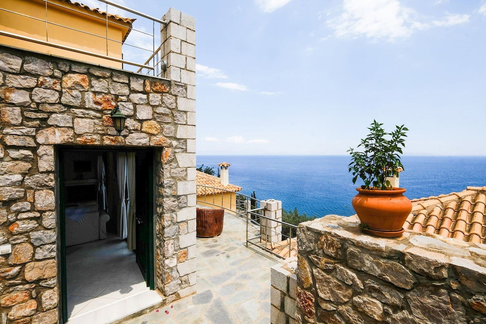 Serene Villa In Pera Melana Near Sea
