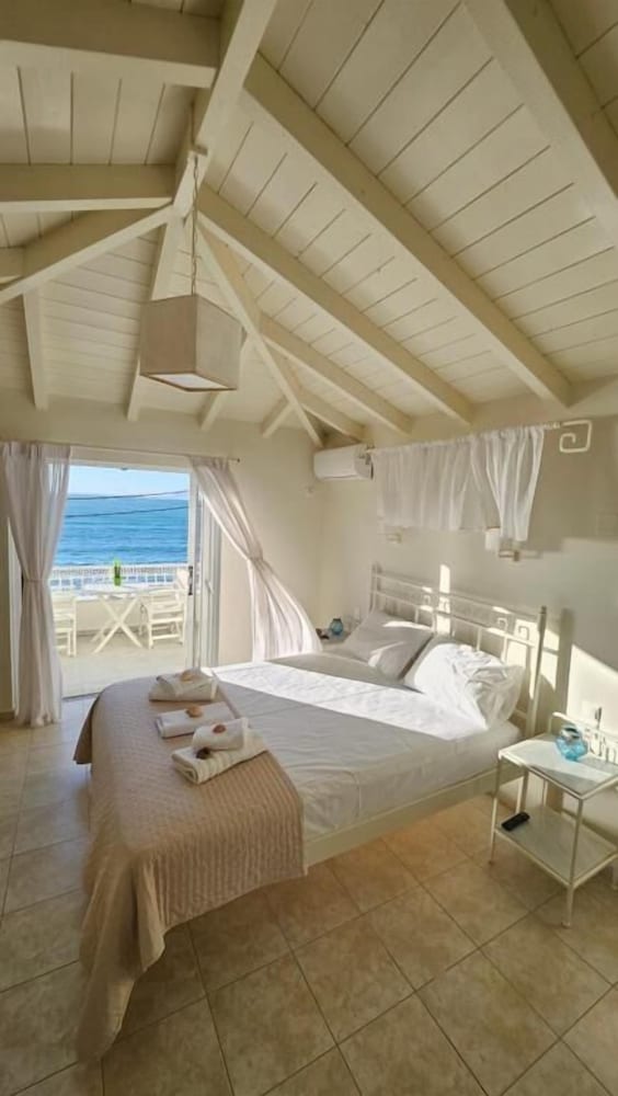 Ammos Rooms