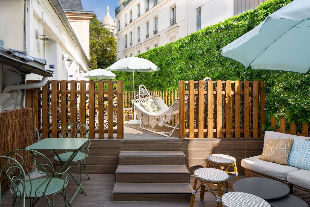 Hotel Le Village Montmartre By Hiphophostels