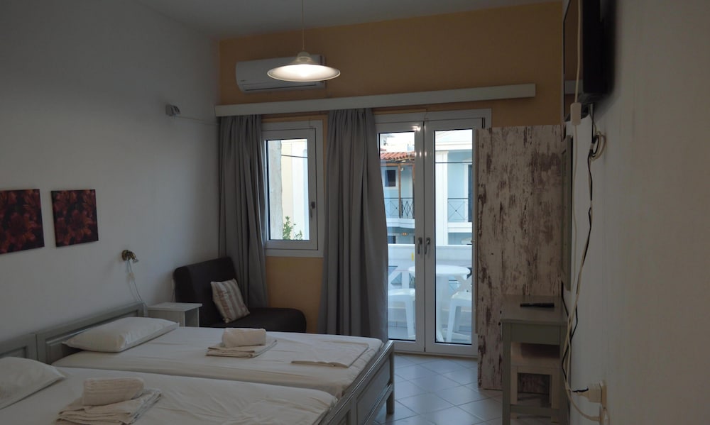 Hotel Renia Studios Standard Studio Overlooking The Swimming Pool 8
