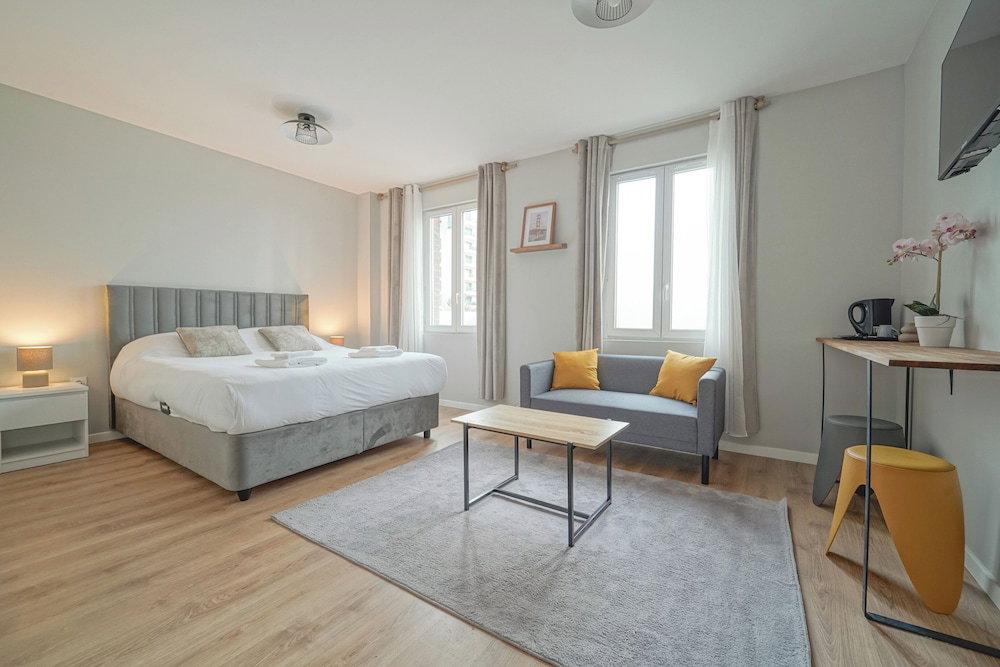 Hotel Hôtel Trianon Saint Ouen