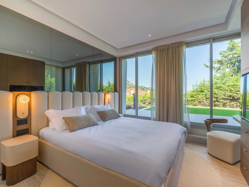 High-End Apartment With Spacious Terrace