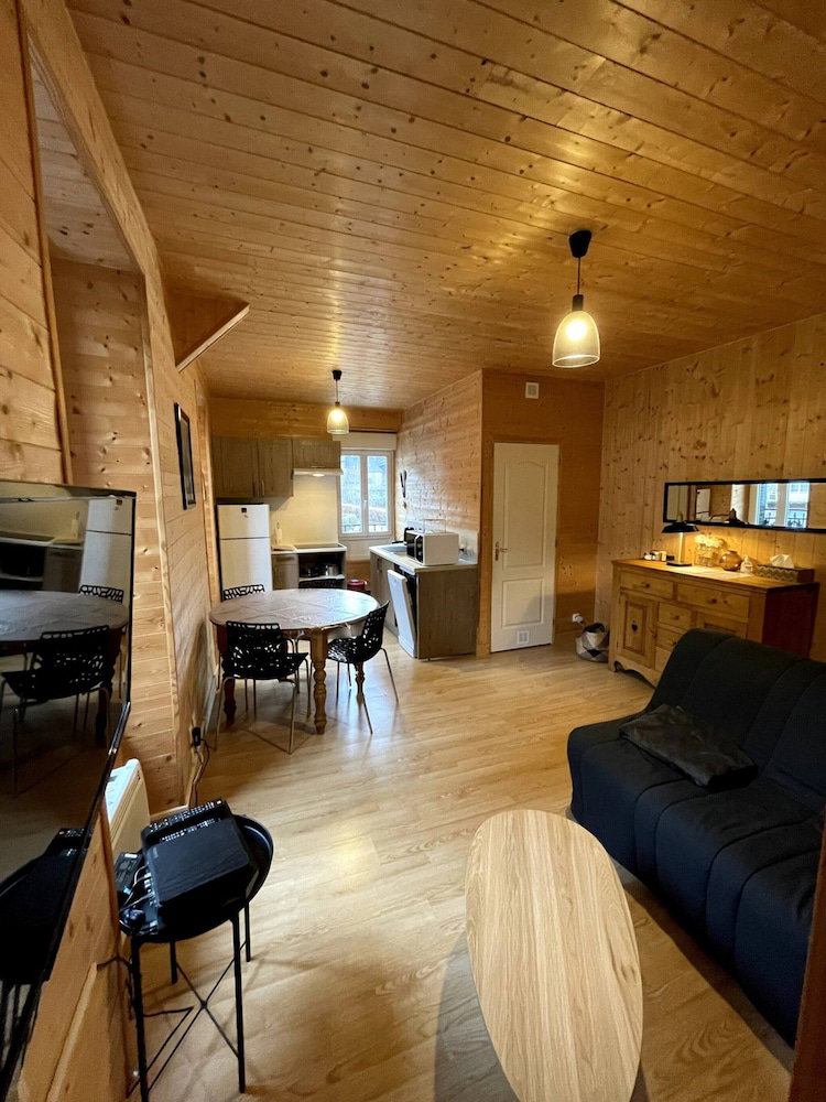 Hotel Comfortable Ski Stay In Mont-Dore