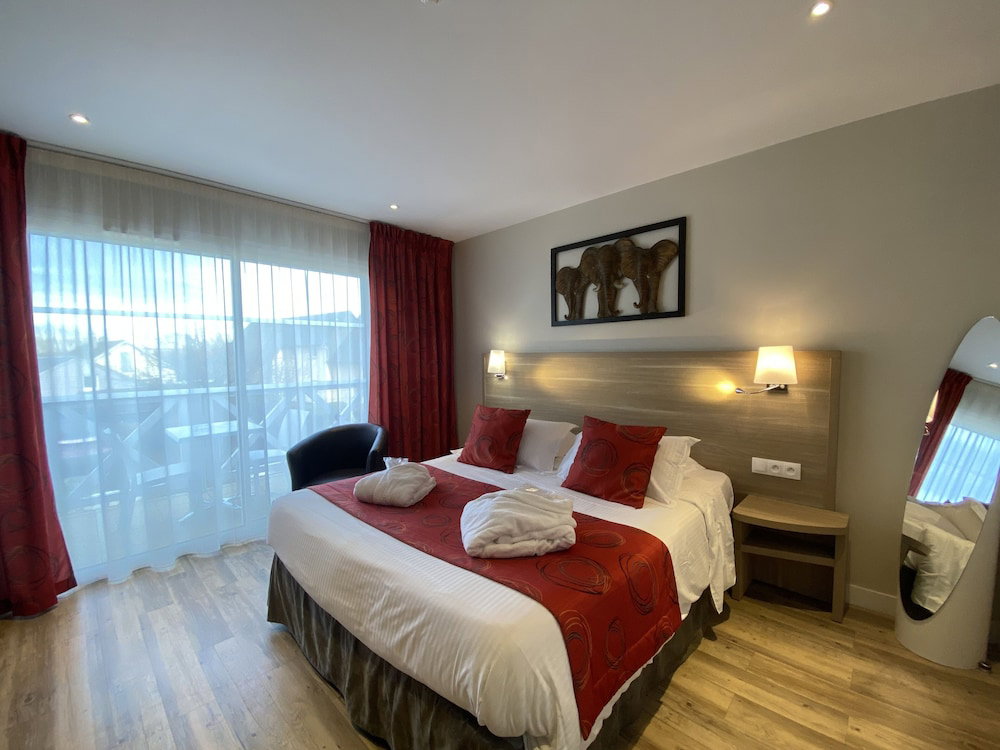 Hotel Contact Hôtel - Hôtel Les Bleuets & Spa