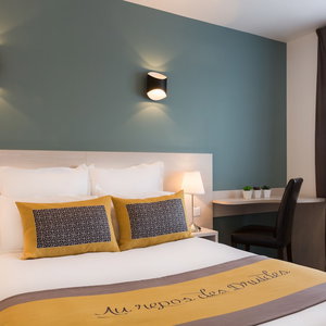 Hotel The Originals City, Le Relais Des Carnutes Dreux Ouest cazare Brezolles