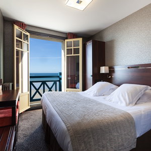 Hotel Les Ambassadeurs, Logis Hotel, Sa Crêperie Et Son Rooftop - Saint Malo Plage cazare Saint-Malo