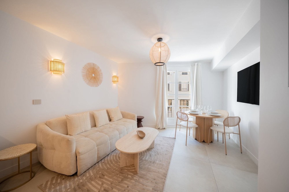 Hotel Apartment Place Des Lices -2Bdr/6P- Saint Tropez