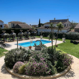 Hotel Logis Hôtel Le Rodin cazare Arles