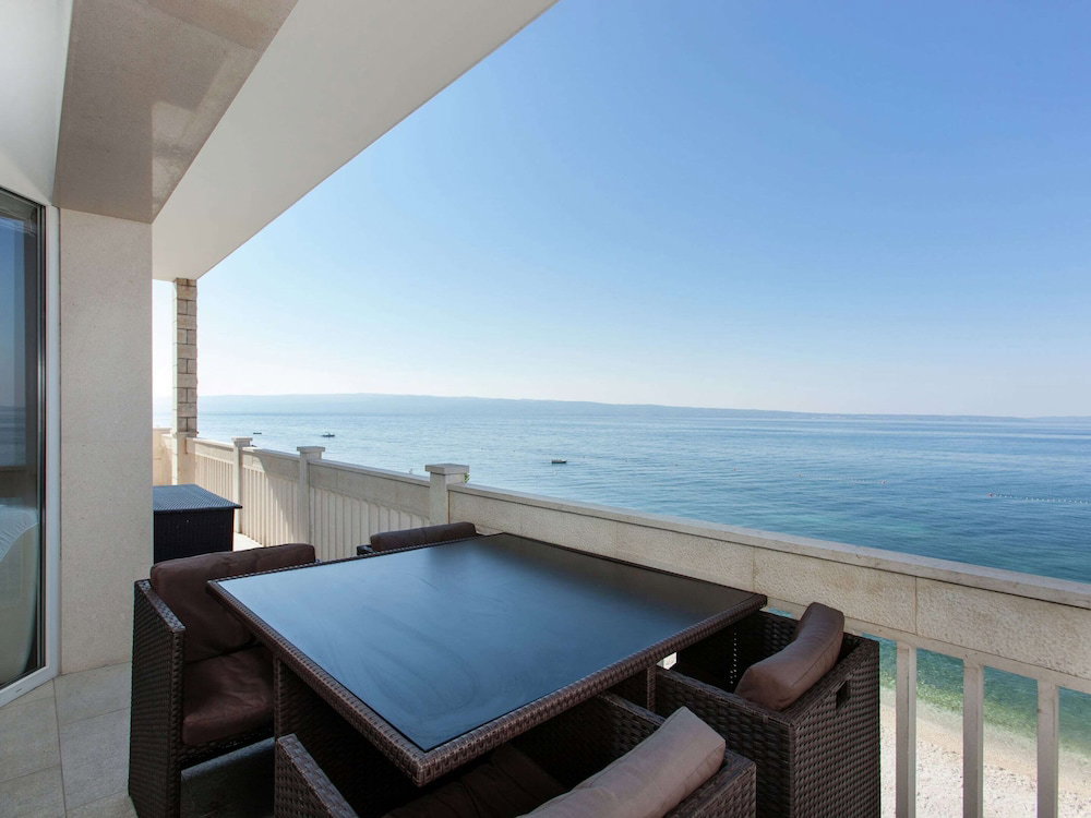 Hotel Modern Apartment In Podstrana With Hot Tub