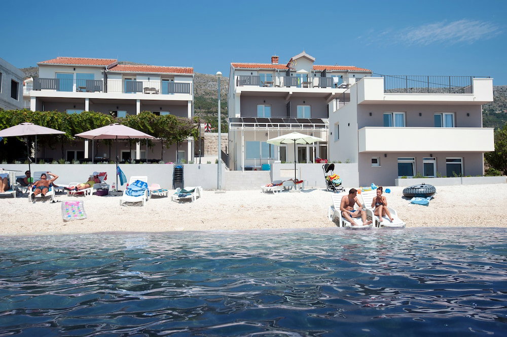 Hotel Seaside Luxury Suites