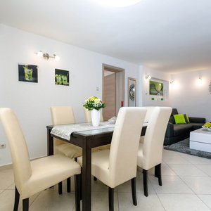 Hotel Lovely Apartment With Terrace & Garden Grill cazare Malinska