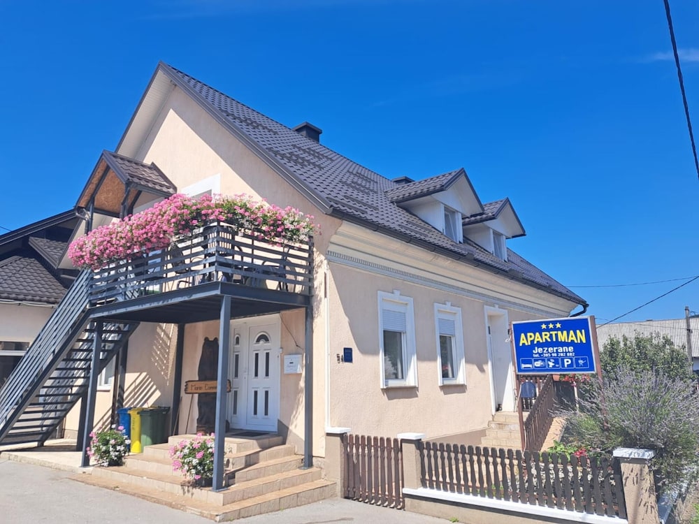 Hotel Apartments Jezerane