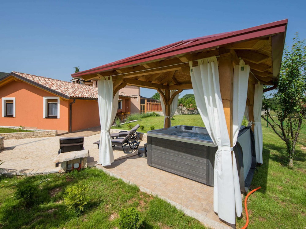 Hotel Attractive Holiday Home With Pool, Hot Tub, Patio, Courtyard