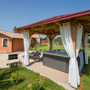 Hotel Attractive Holiday Home With Pool, Hot Tub, Patio, Courtyard cazare Bale