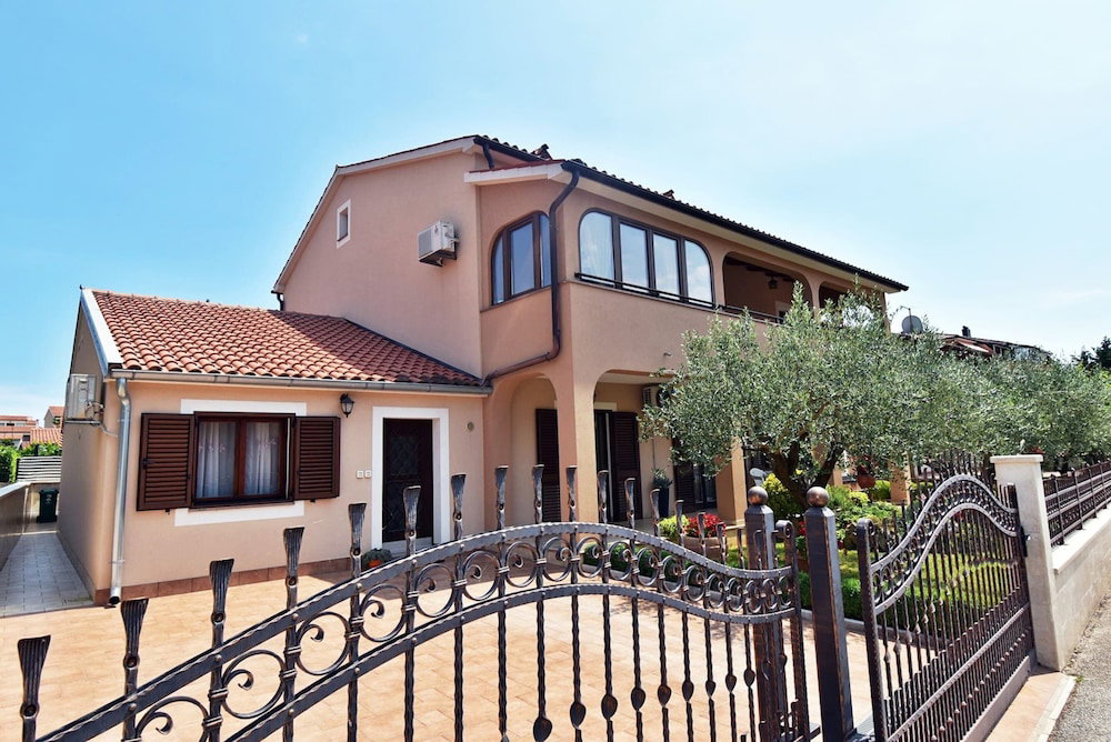 Hotel Apartment In Pula Near Hidrobaza Beach