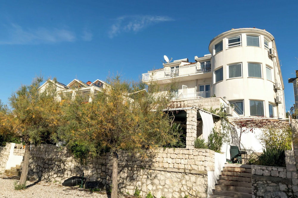 Hotel Apartments Beach House Blace