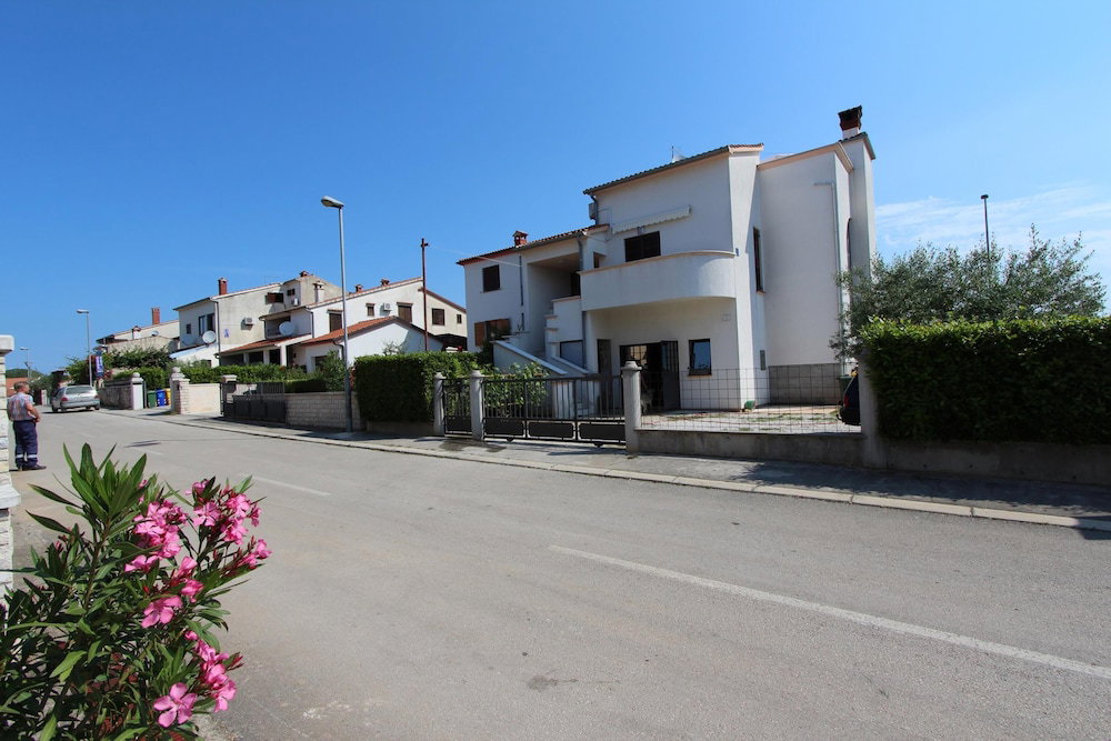 Hotel Rooms And Apartment Luana