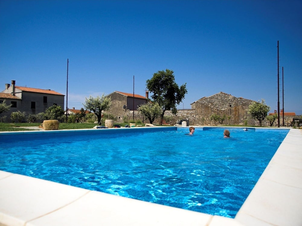 Hotel Apartment In Valbandon Near Beach & Pool