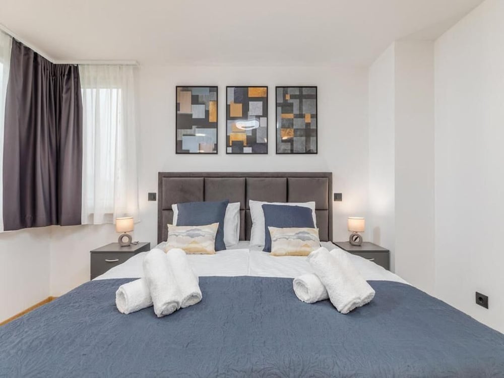 Villa D Pula 3-Bedrooms Luxury Accomodation