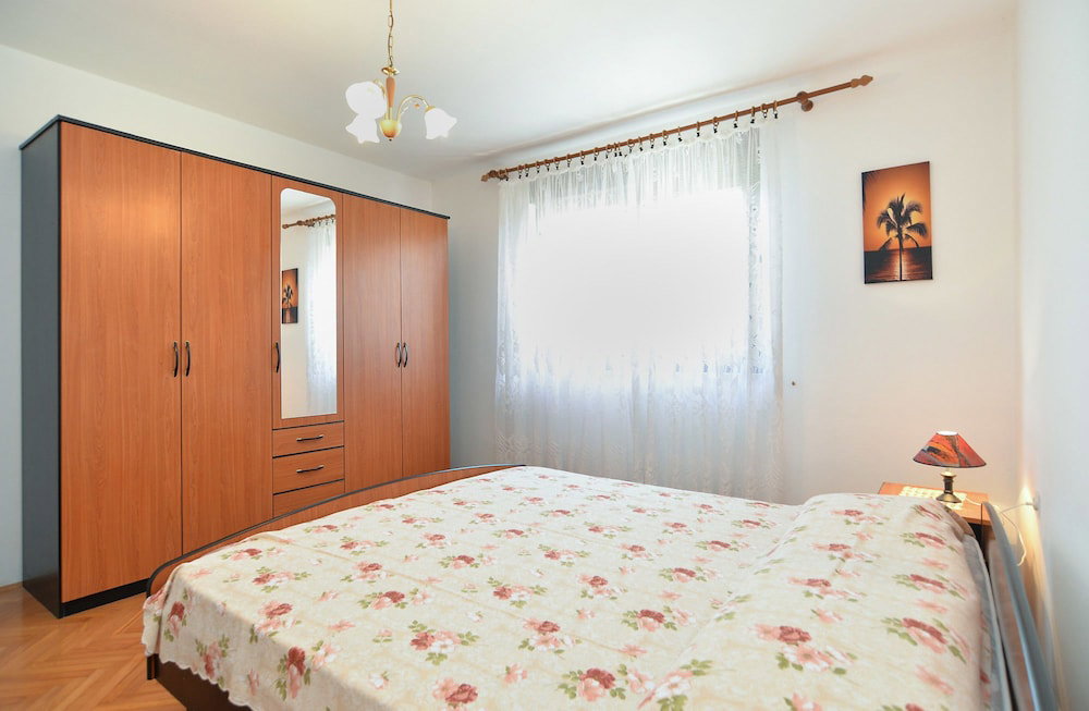 Apartment 684