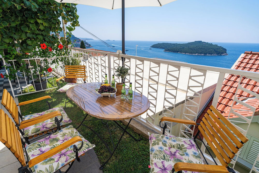 Hotel Apartments And Room Lora