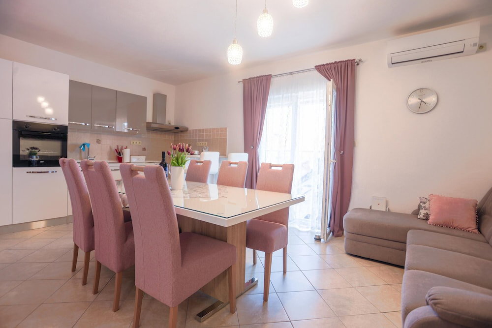 Hotel Apartment Near Beach With The Balcony