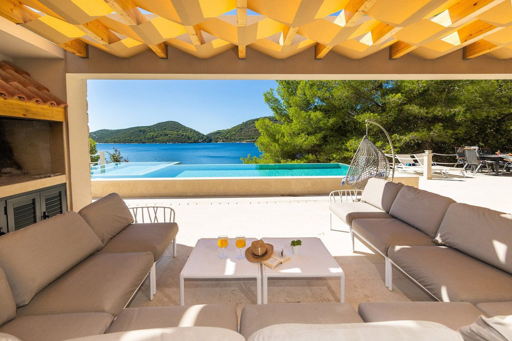 Hotel Beachfront Villa Brulupes