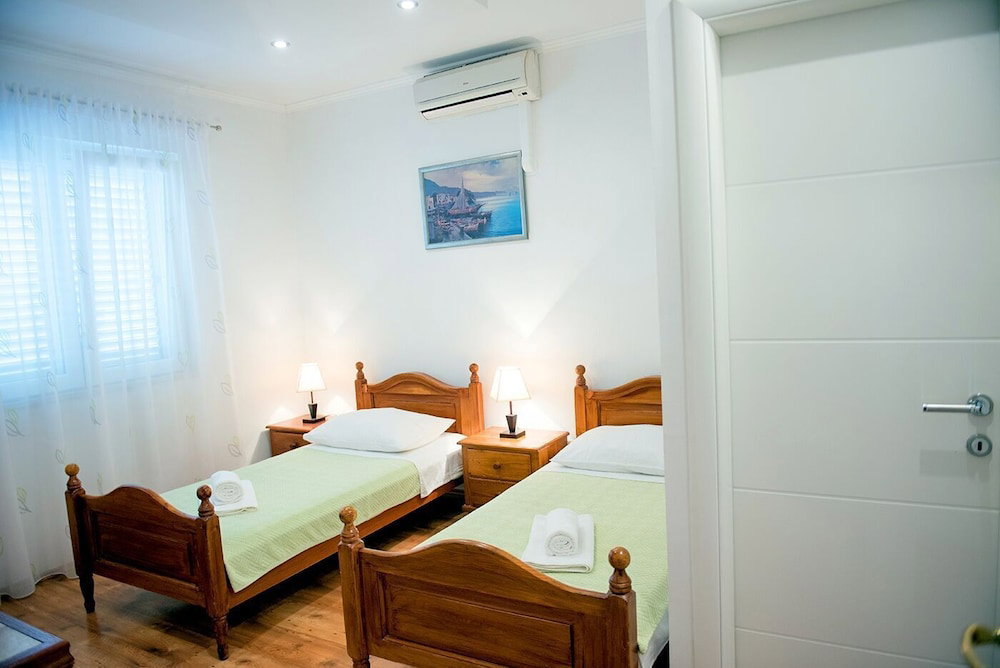 Hotel Apartments And Rooms Robi