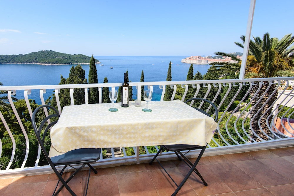 Hotel 2-Bed Apt, Sleeps 4 With Sea View, 10 Min To Beach