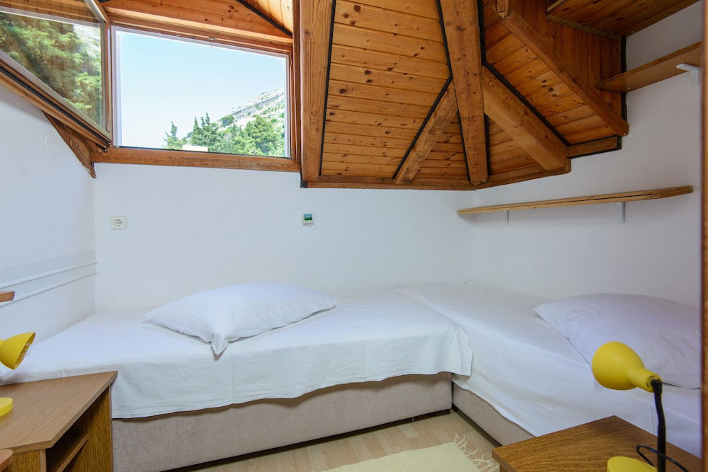 2-Bed Apt, Sleeps 4 With Sea View, 10 Min To Beach