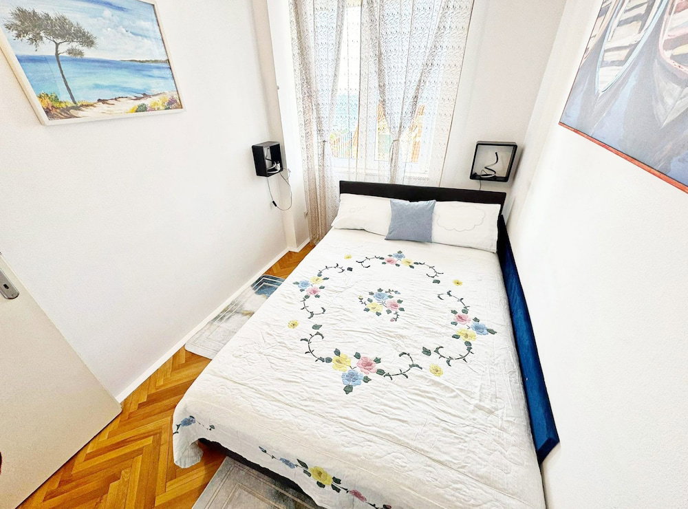 Charming Apartment With Terrace And Old Town View
