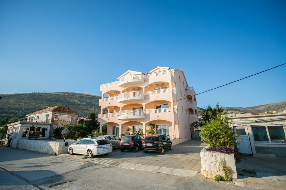 Hotel Kaja - Right Next To The Beach