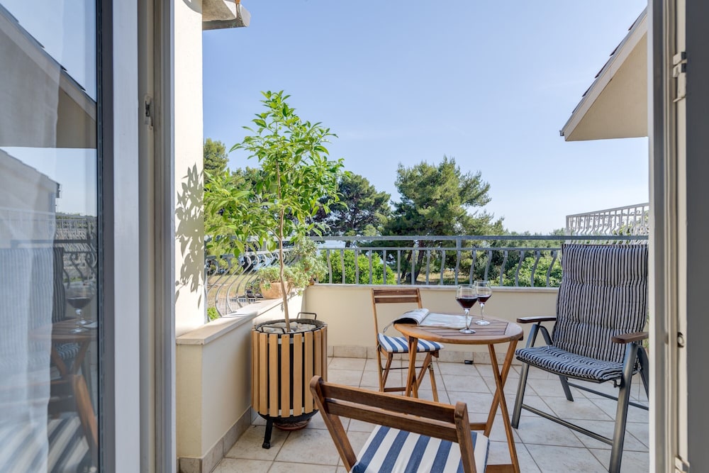 Hotel Beachfront Apartment Milan With Balcony