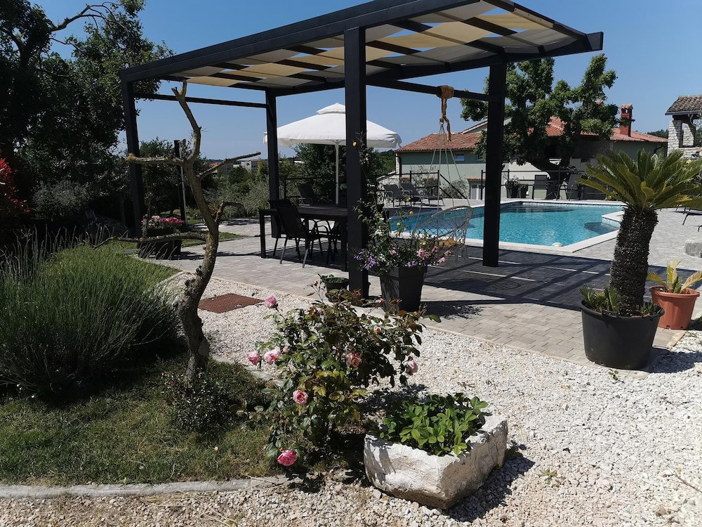 Hotel Apartments With Shared Pool Bertetic