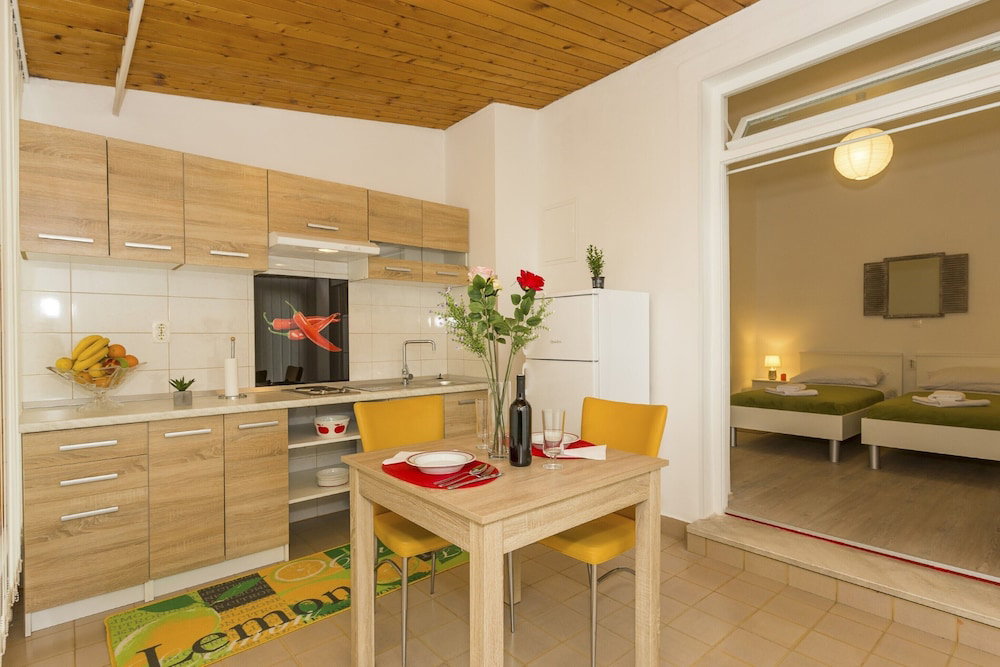 Hotel Studio Leon-Sara With Shaded Patio And Garden View