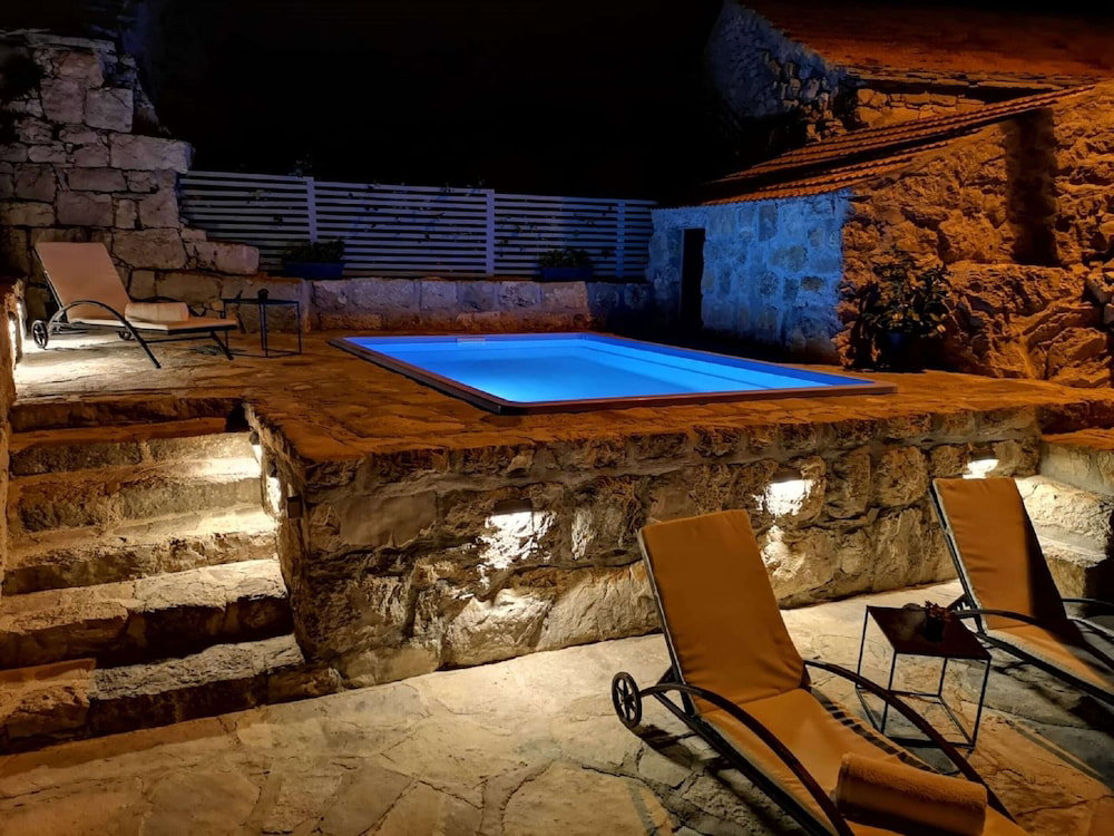 Hotel Stone Holiday Home In Brotnice Dalmatia With Outdoor Hot Tub