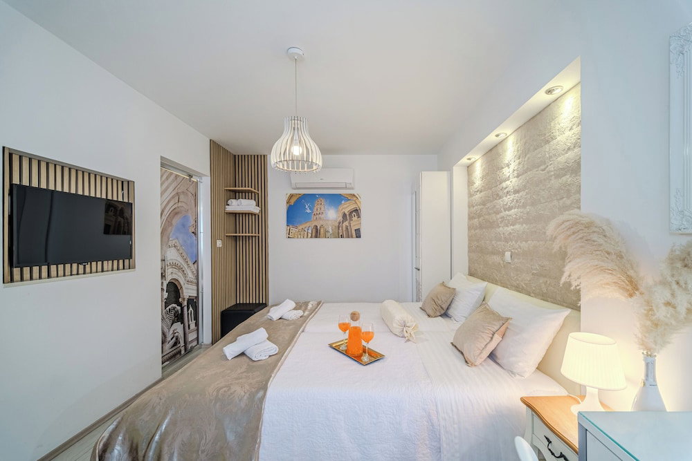 Hotel Rooms And Apartments Paese