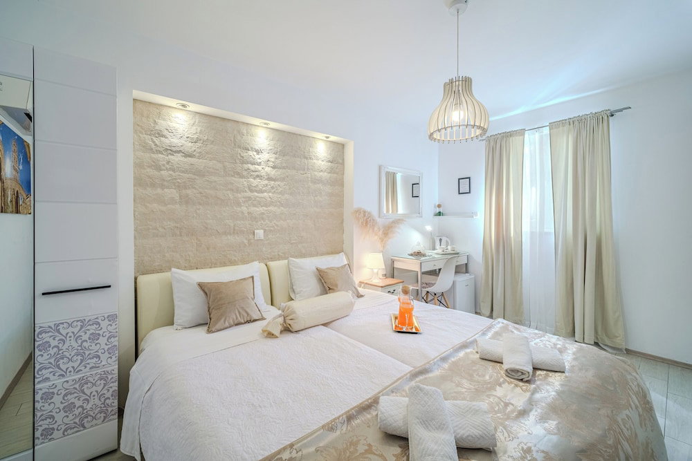 Rooms And Apartments Paese
