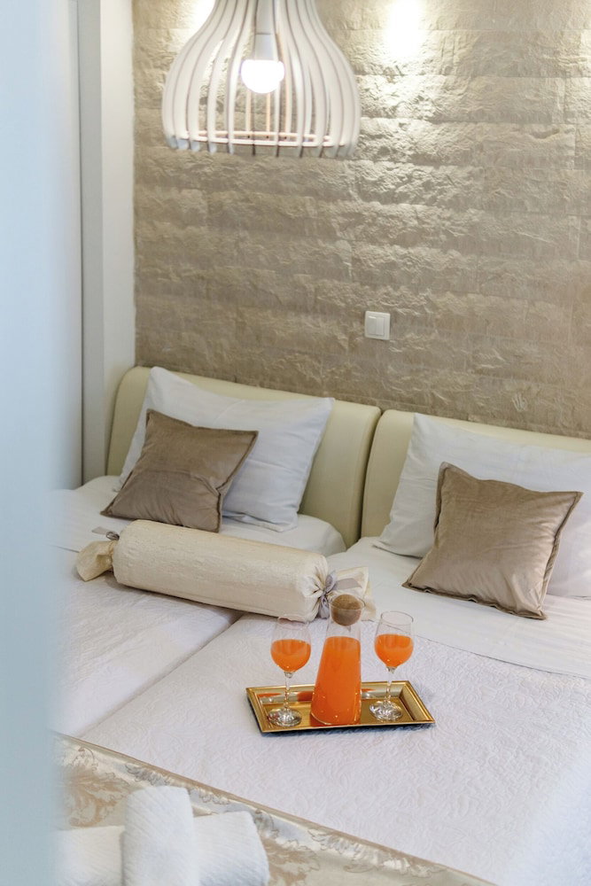 Rooms And Apartments Paese