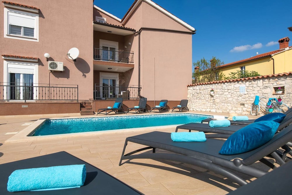 Hotel Apartments Lara