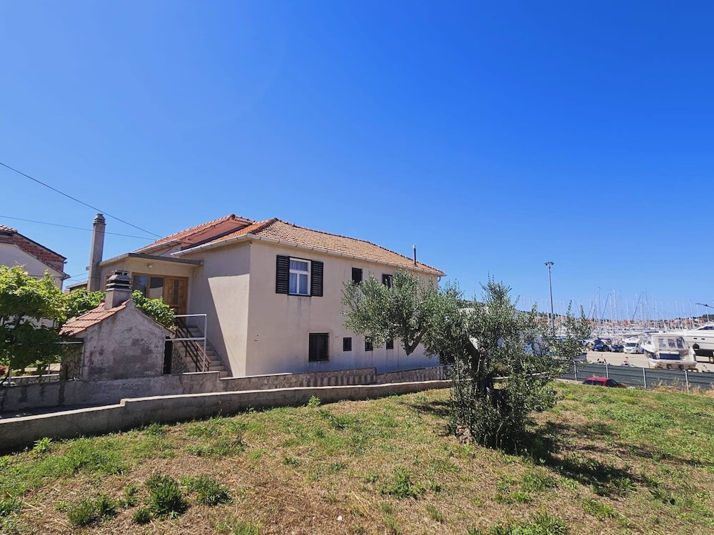 Hotel Three-Bedroom Apartment In Murter