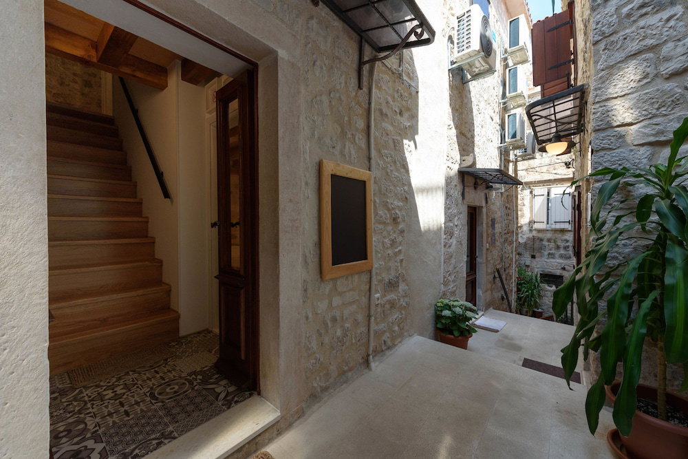 Hotel Apartments & Rooms Tiramola