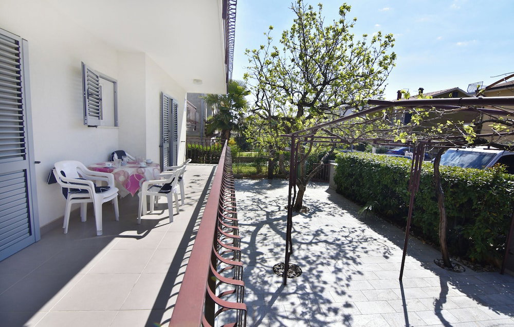 Hotel Spacious Flat With Terrace In Umag